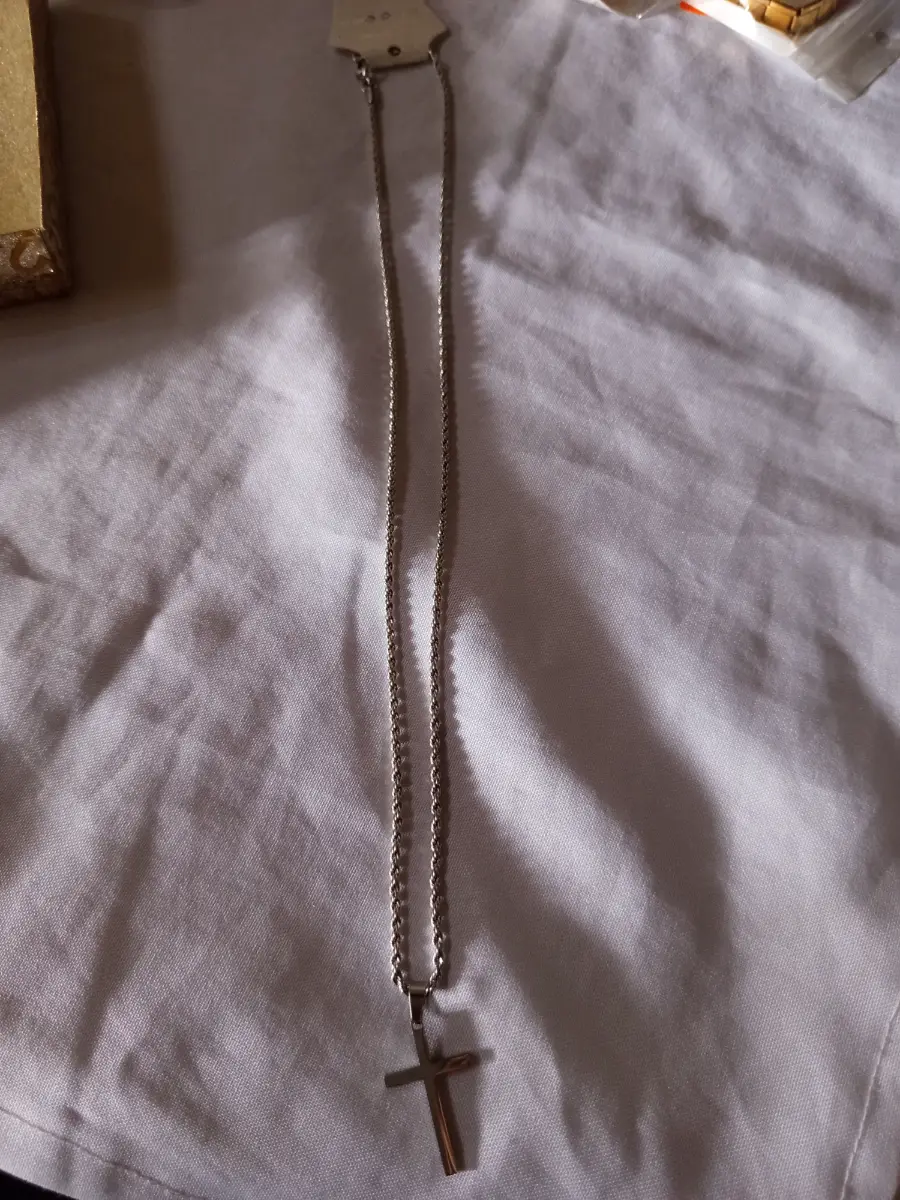 Collar con Cruz Plateada.